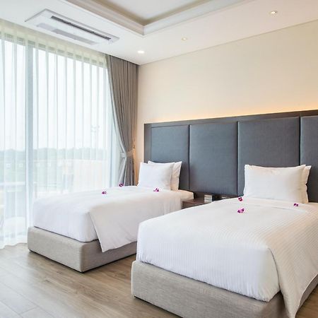 Wyndham Sky Lake Resort And Villas Hanoi Exterior photo